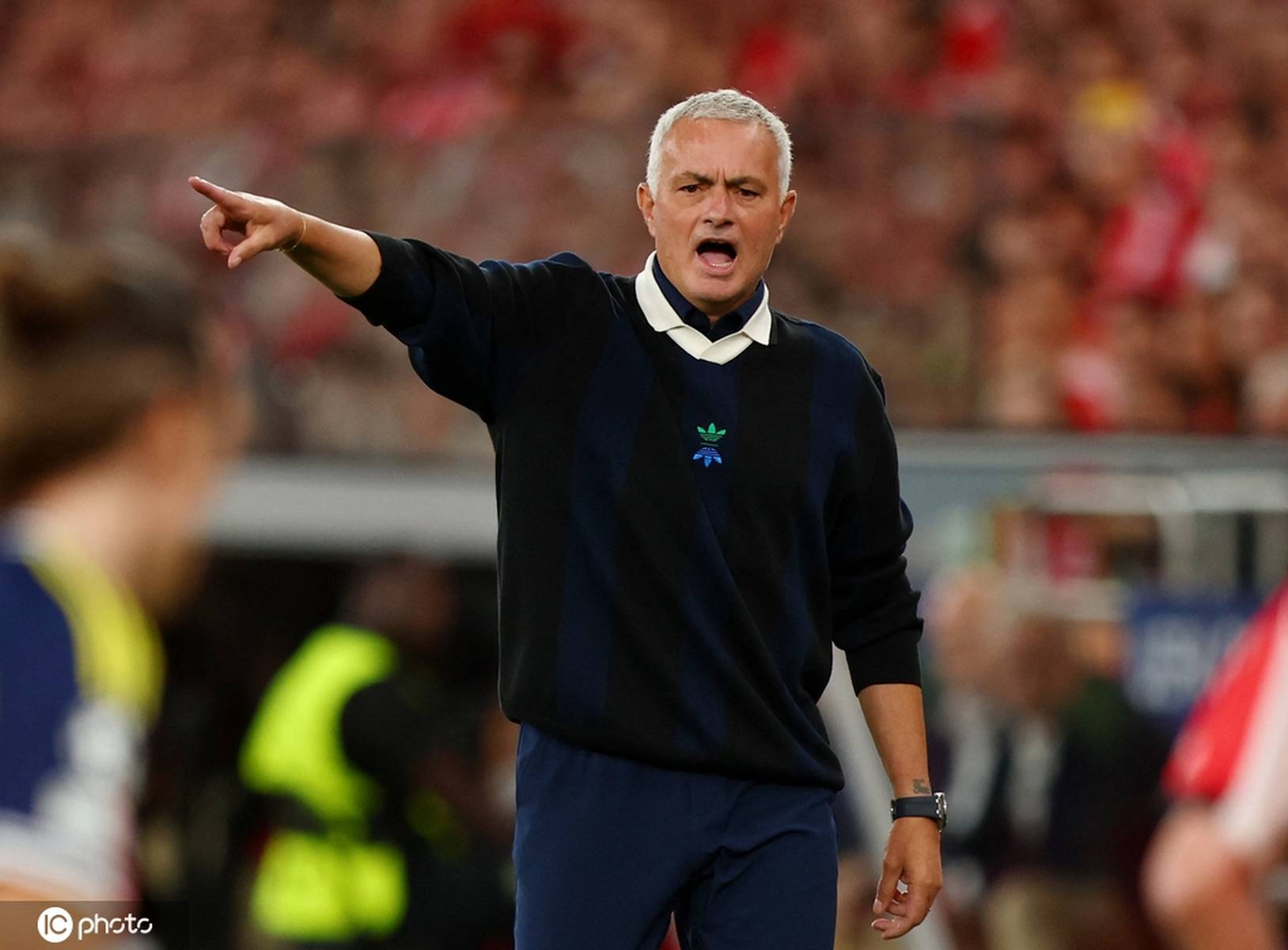 开云-包含费内巴切训练开放日，加时末段遗憾出局引观众欢呼，欧超杯在即，官宣口径保持一致的词条